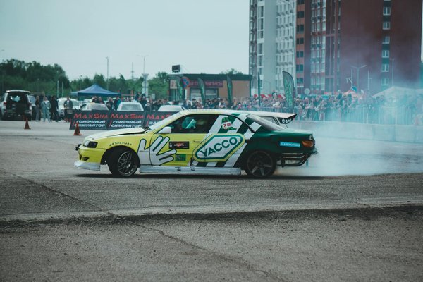 Waarom is het belangrijk om het koelvloeistofniveau van je motor regelmatig te controleren?